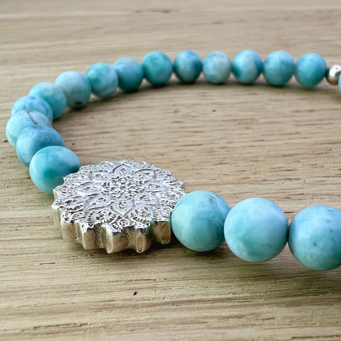 Larimar Edelsteinarmband  - mit handgemachtem Silbermandala