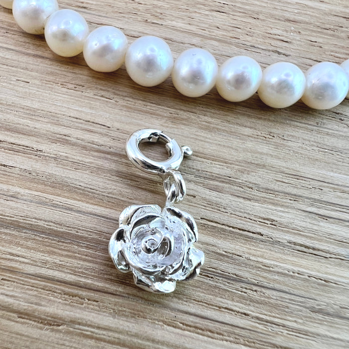 Perlenarmband  - mit handgemachtem Silberanhänger - Rose