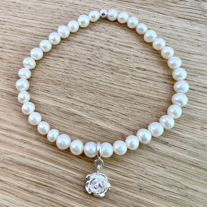 Perlenarmband  - mit handgemachtem Silberanhänger - Rose