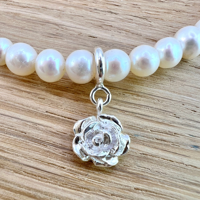 Perlenarmband  - mit handgemachtem Silberanhänger - Rose